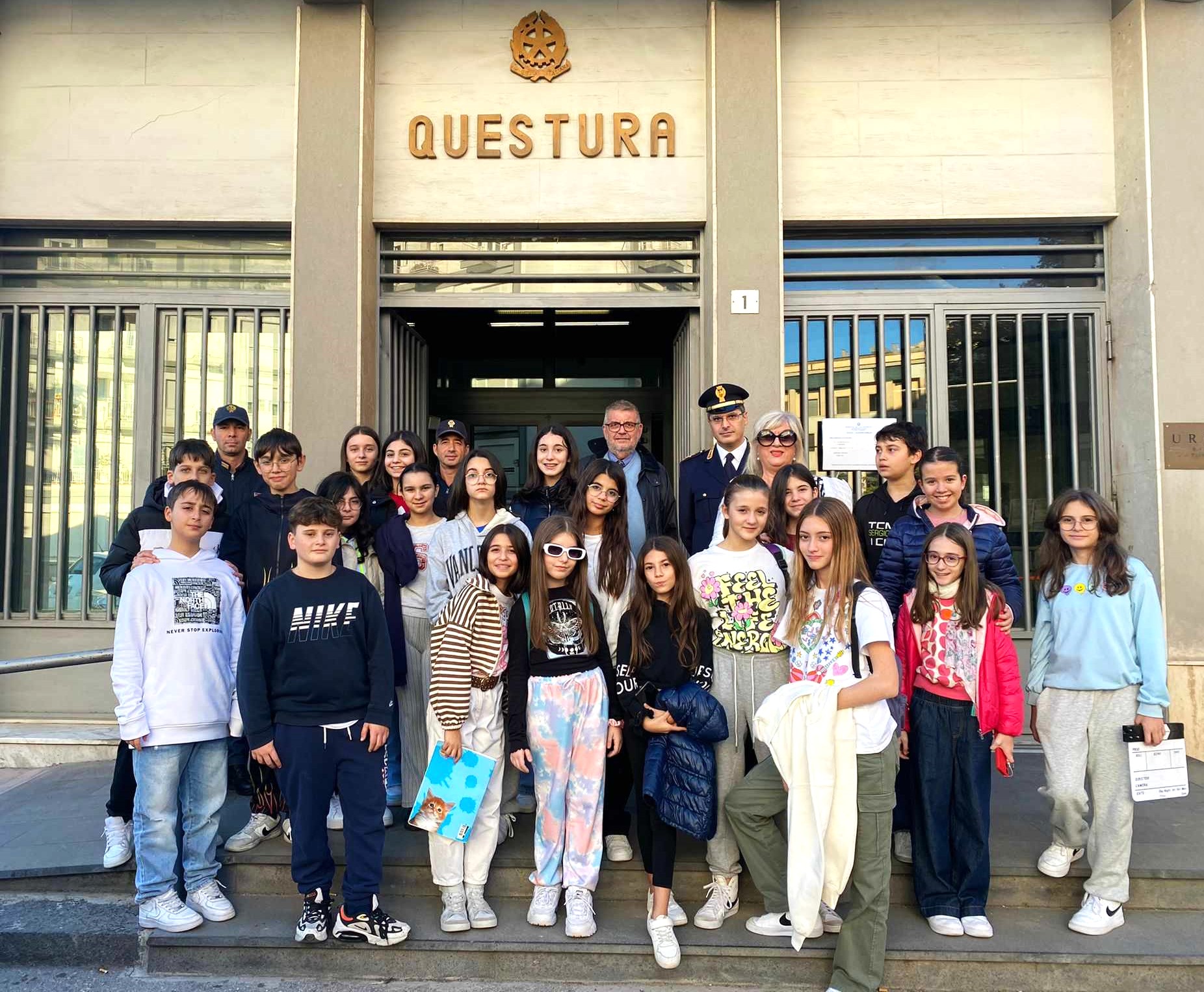 Caltanissetta. Prima classe di alunni della scuola media “Giovanni Verga” girano scene di cortometraggio in Questura