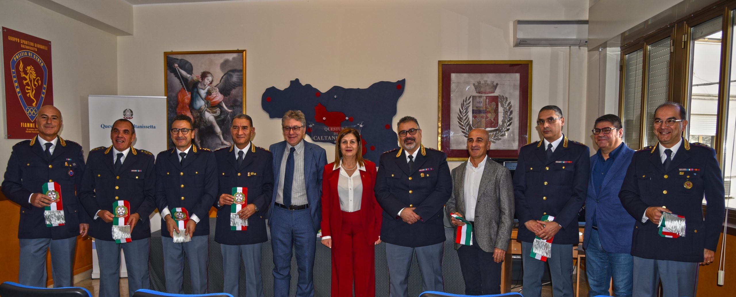 Caltanissetta. Il Questore Pinuccia Albertina Agnello ha consegnato le Sciarpe Tricolori ai Commissari di Polizia nominati dal 1 gennaio 2023