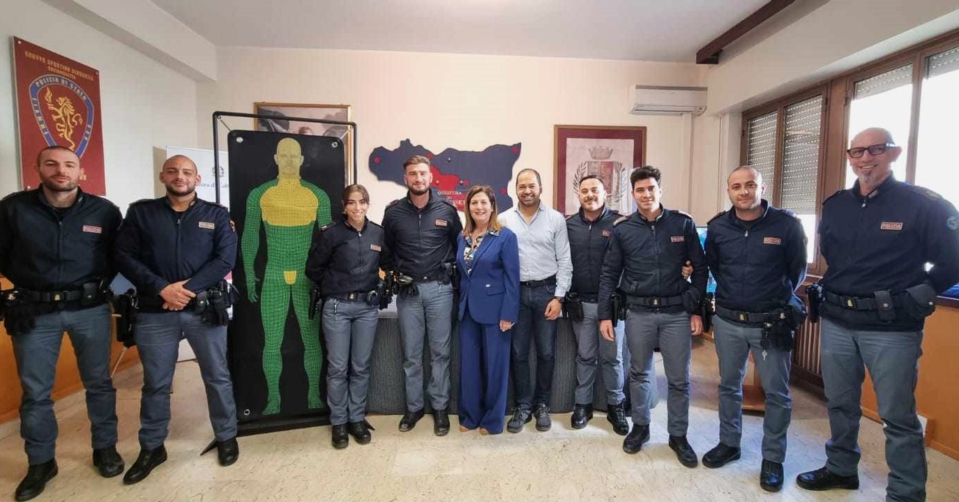 Caltanissetta. Il Questore Pinuccia Albertina Agnello in visita al corso per l’utilizzo della pistola taser