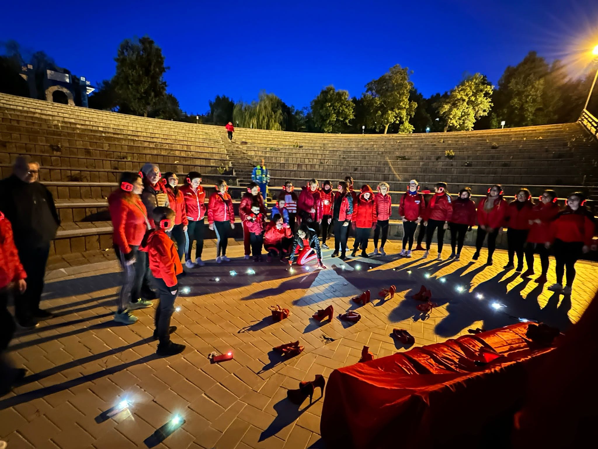 Mussomeli, “camina cu a musica in rosso”. Partecipanti lungo il centro storico sfidano il freddo