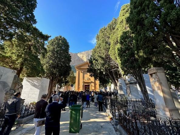I funerali di Gabriele, vittima del bullismo: lacrime e disperazione per amici e genitori