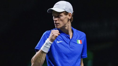 Davis, uno stratosferico Sinner batte Djokovic, Italia-Serbia 1-1