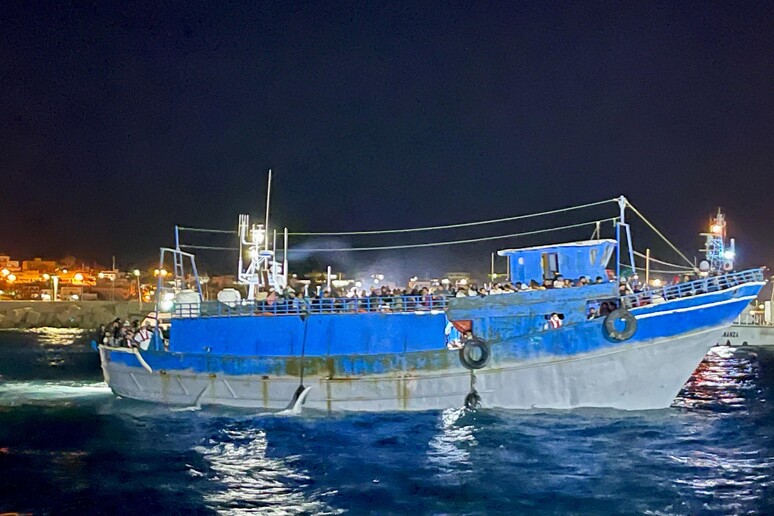 Migranti, 150 giunti in nottata a Lampedusa su due barche