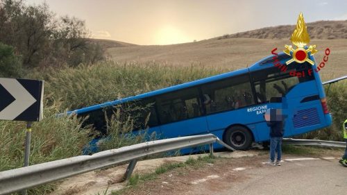Autobus con a bordo studenti finisce fuori strada: feriti 28 giovani di cui 5 gravemente
