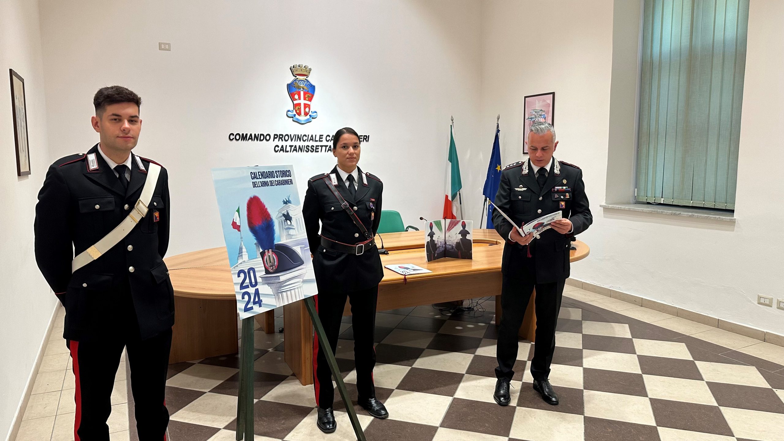 Amadeus presenta il Calendario Storico dei Carabinieri, realizzato con
