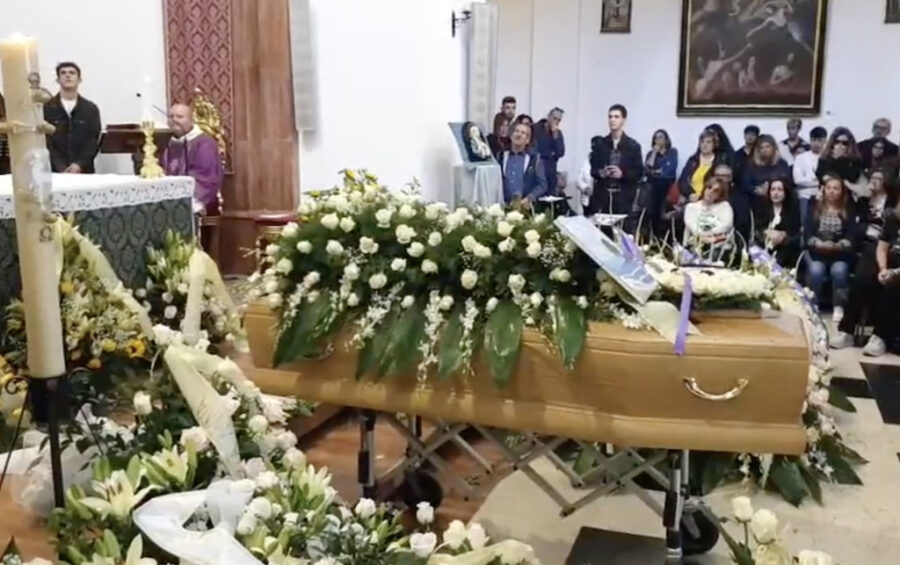 Celebrati i funerali della studentessa travolta a Catania, le amiche: “Chiara, ci coloravi la vita”