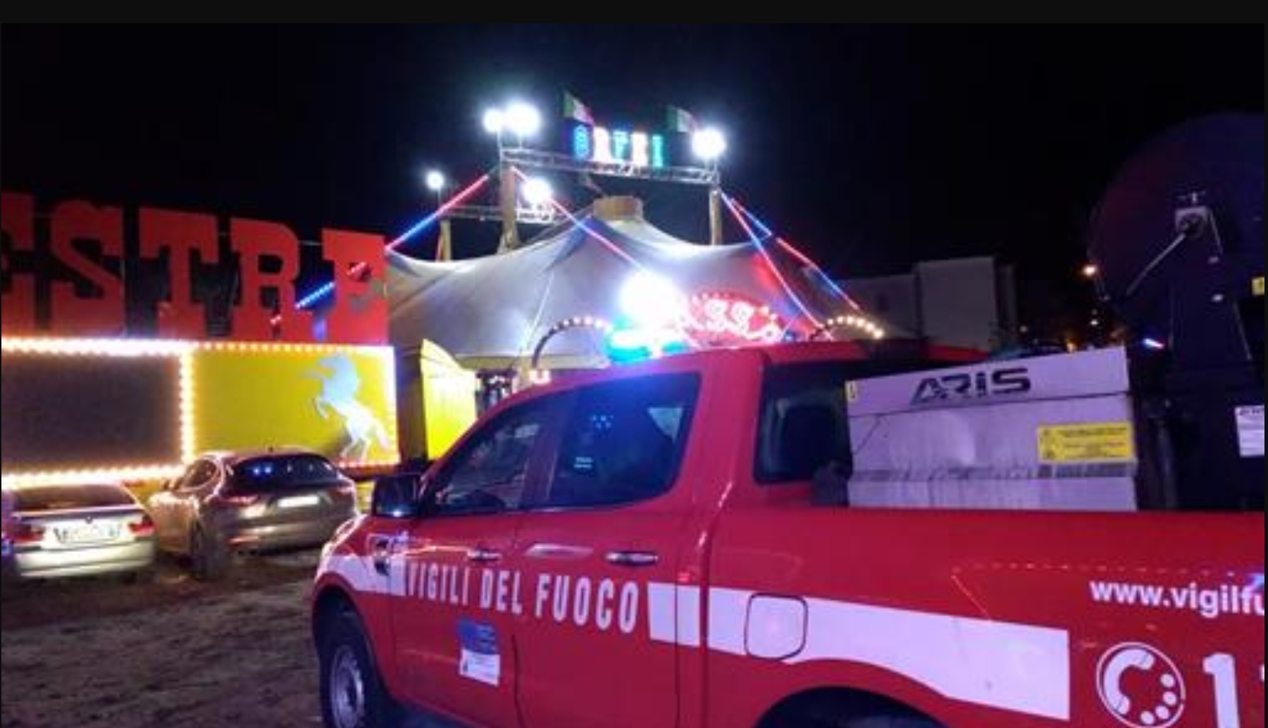 Sicilia, cede parte di gradinata del circo: paura, nessun ferito e spettacolo interrotto
