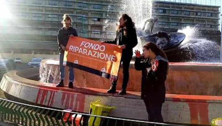 Catania: vernice rossa nella fontana dei Malavoglia. Attivisti: “La Sicilia naufraga”