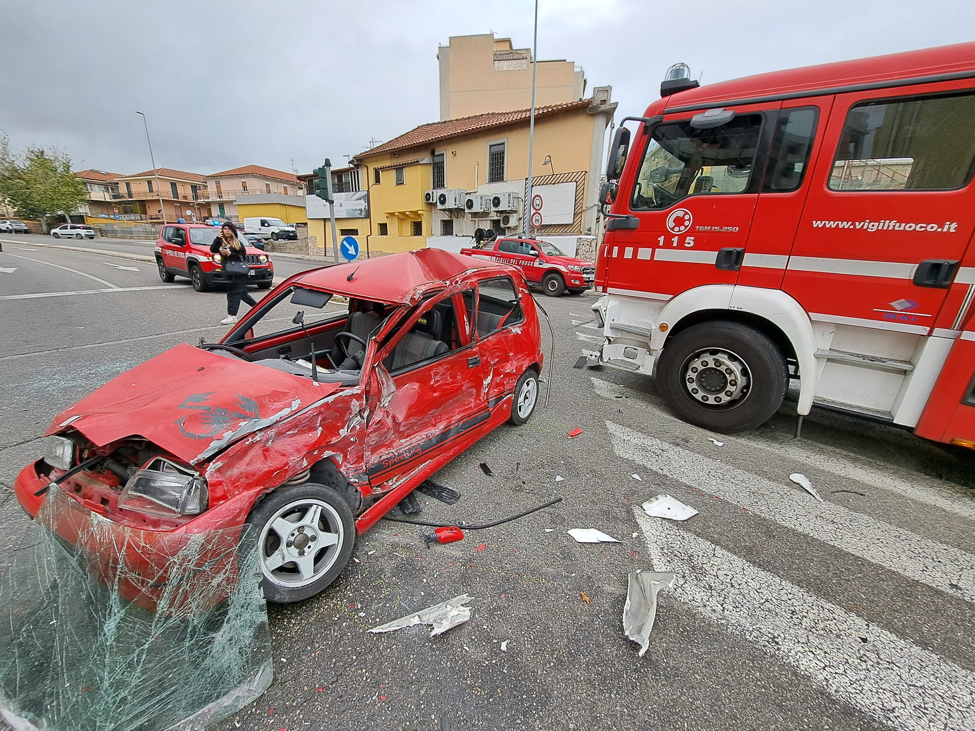 Tragedia sfiorata: sei i feriti nel violento scontro tra un mezzo dei Vigili del Fuoco e un’auto; grave un 21enne