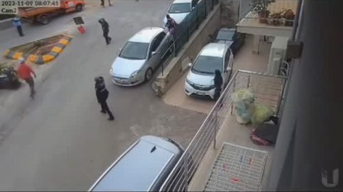 Macchina in retromarcia senza freno a mano rischia di travolgere persone, ma alla fine solo tanto spavento