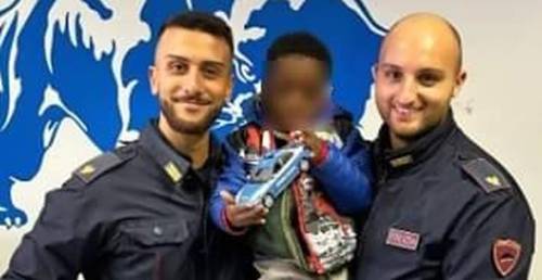 Bimbo sfugge al controllo della mamma e sparisce: ritrovato da due poliziotti