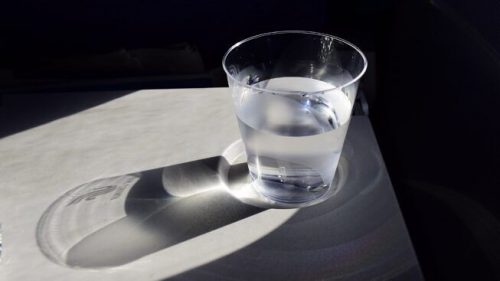 In un bar chiede un bicchiere d’acqua ma gli versano per errore detersivo: asportato lo stomaco ad un giovane imprenditore