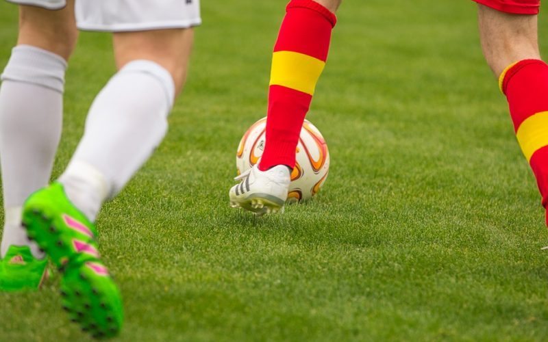 Stavano giocando a calcetto, ma un malore li ha stroncati: due distinte tragedie in altrettanti campi