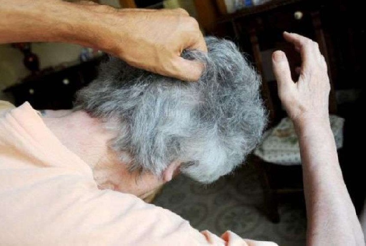 Picchia la moglie 81enne per i panni stesi e la manda al pronto soccorso, marito denunciato