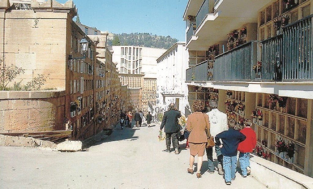 Caltanissetta. Al Cimitero comunale ingresso con le auto anche il mercoledì