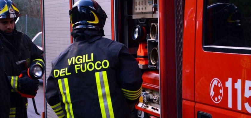 55enne tenta di spegnere l’incendio per proteggere la casa per anziani in cui lavorava, ma viene colto da un malore e muore