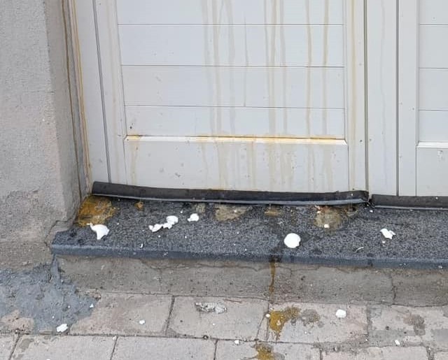 Delia. Uova lanciate contro porta d’ingresso di un’abitazione per Halloween: il sindaco informa le forze dell’ordine