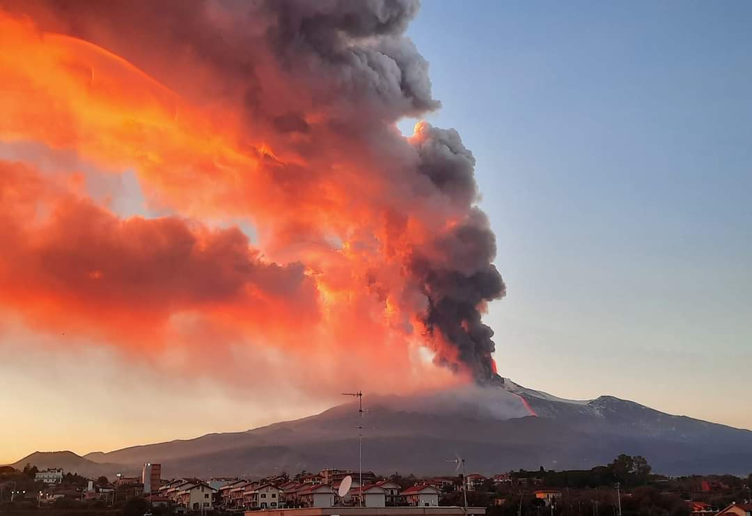 Intensa attività esplosiva dal Cratere Sud-Est dell’Etna