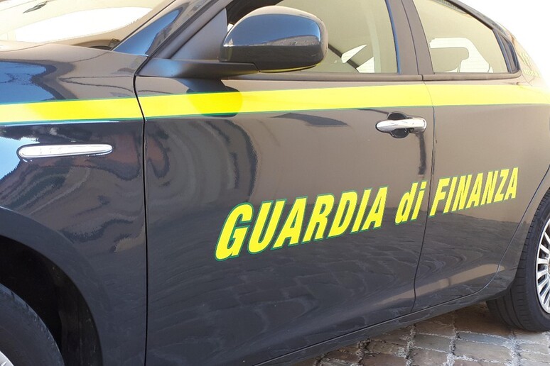 Sicilia, Finanza arresta un corriere della droga e sequestra la “roba”