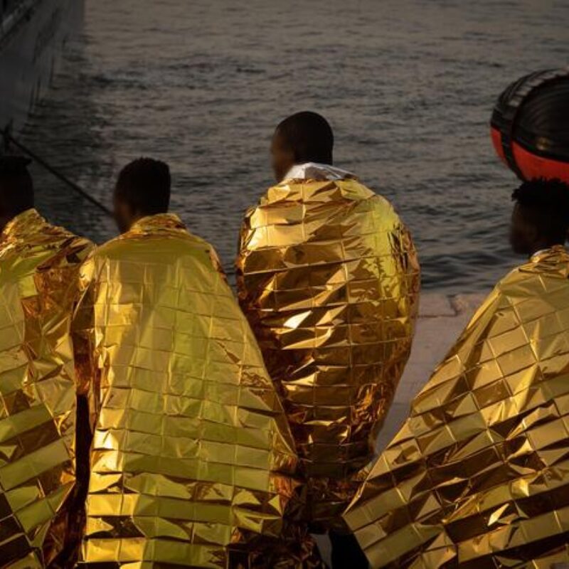 Migranti: sbarco nell’agrigentino, recuperato un cadavere. Barcone si capovolge sulla spiaggia di Siculiana