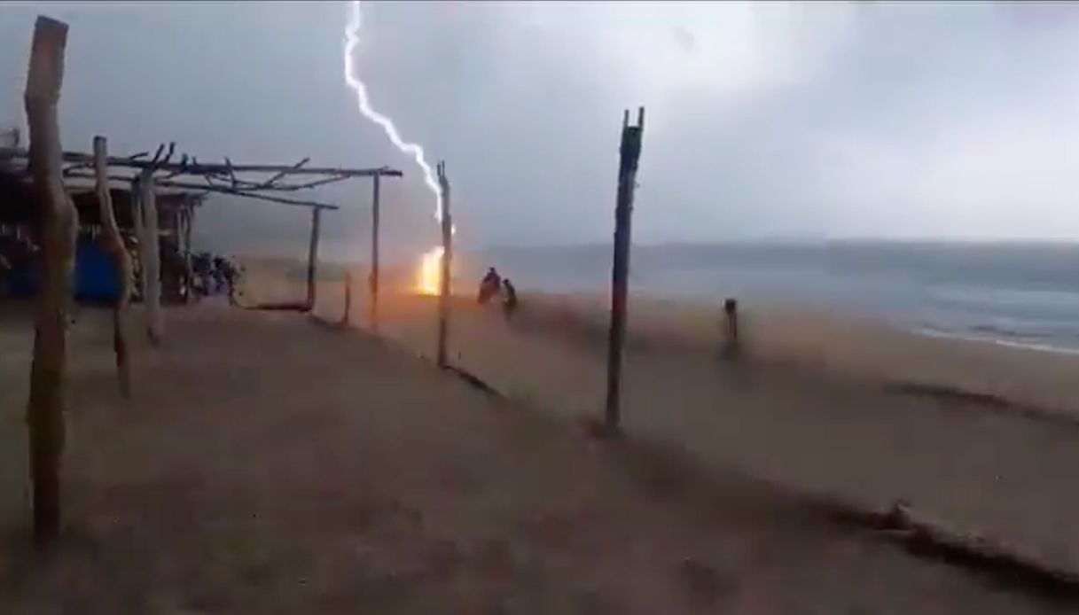 Un fulmine colpisce e uccide turista in spiaggia: immediati i soccorsi, ma per lei non c’è stato più nulla da fare