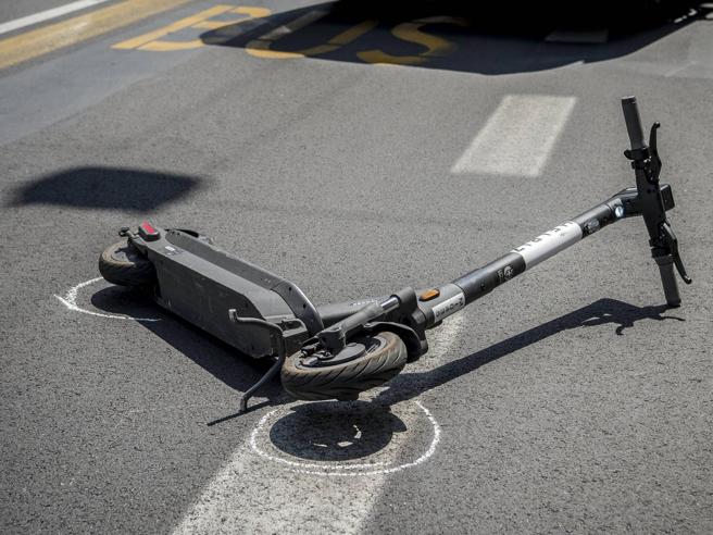 Incidenti con monopattini a Palermo, due feriti trasportati in ospedale dopo essere finiti sull’asfalto