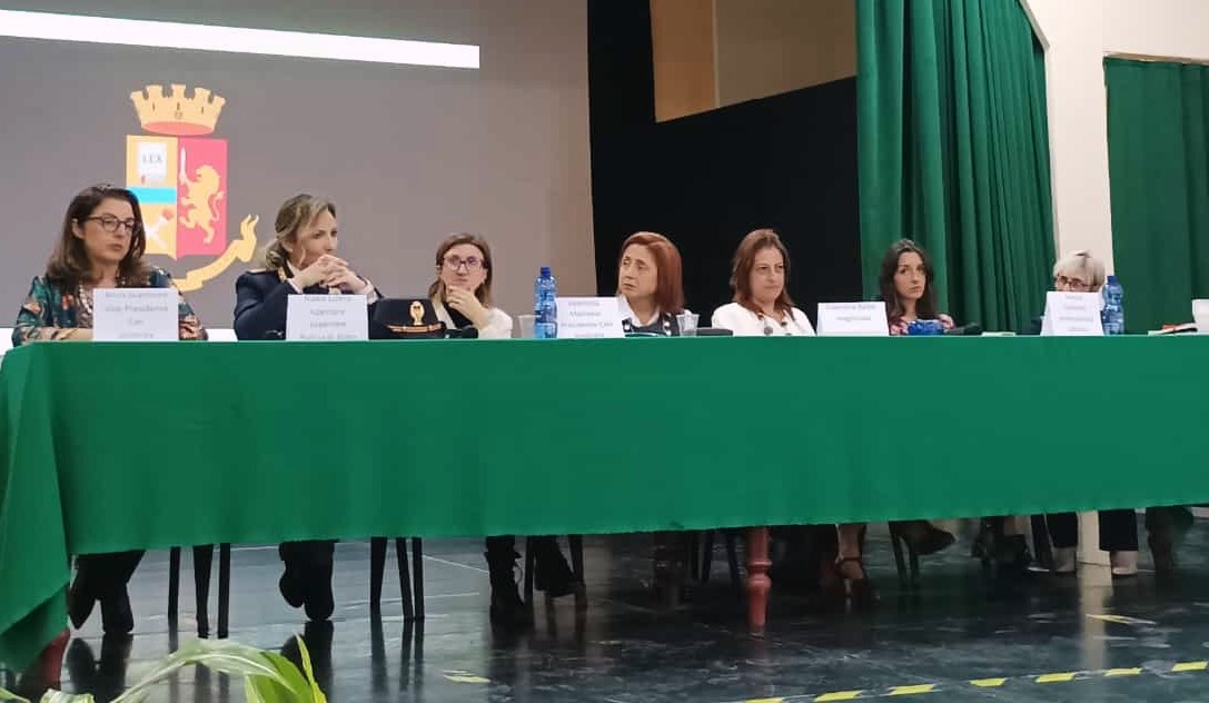 Caltanissetta. Al Liceo Classico incontro tra l’ispettore di Polizia Nadia Lumia e gli studenti sul tema contro violenza sulle donne
