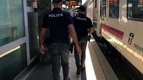 Lasciano lo zaino sul treno con 2.300 euro, restituito dalla Polizia
