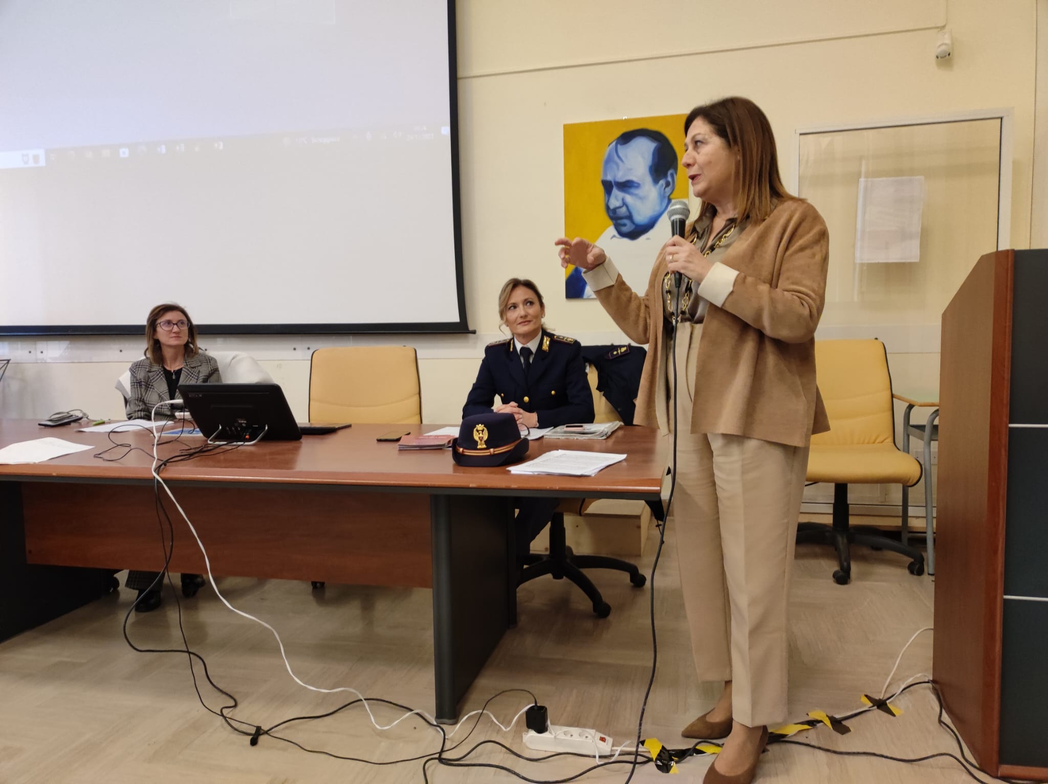 Caltanissetta. Nell’aula magna dell’IISS “Manzoni – Juvara” il Questore sensibilizza gli alunni sulla violenza di genere