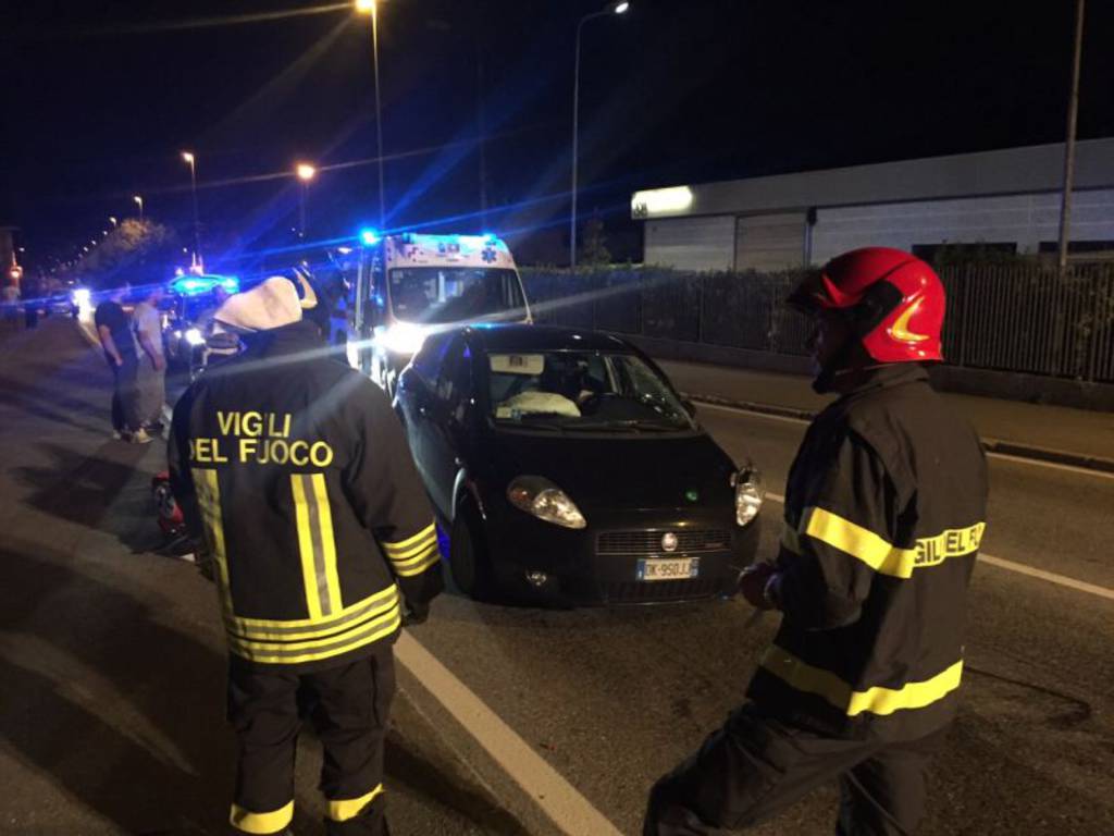 Sedicenne ritrovato morto, investito da un treno dopo aver attraversato i binari