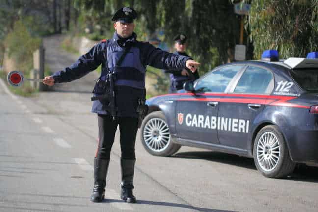 Sicilia, forza il posto di blocco per nascondere la droga che aveva in auto. Un arresto dei Carabinieri