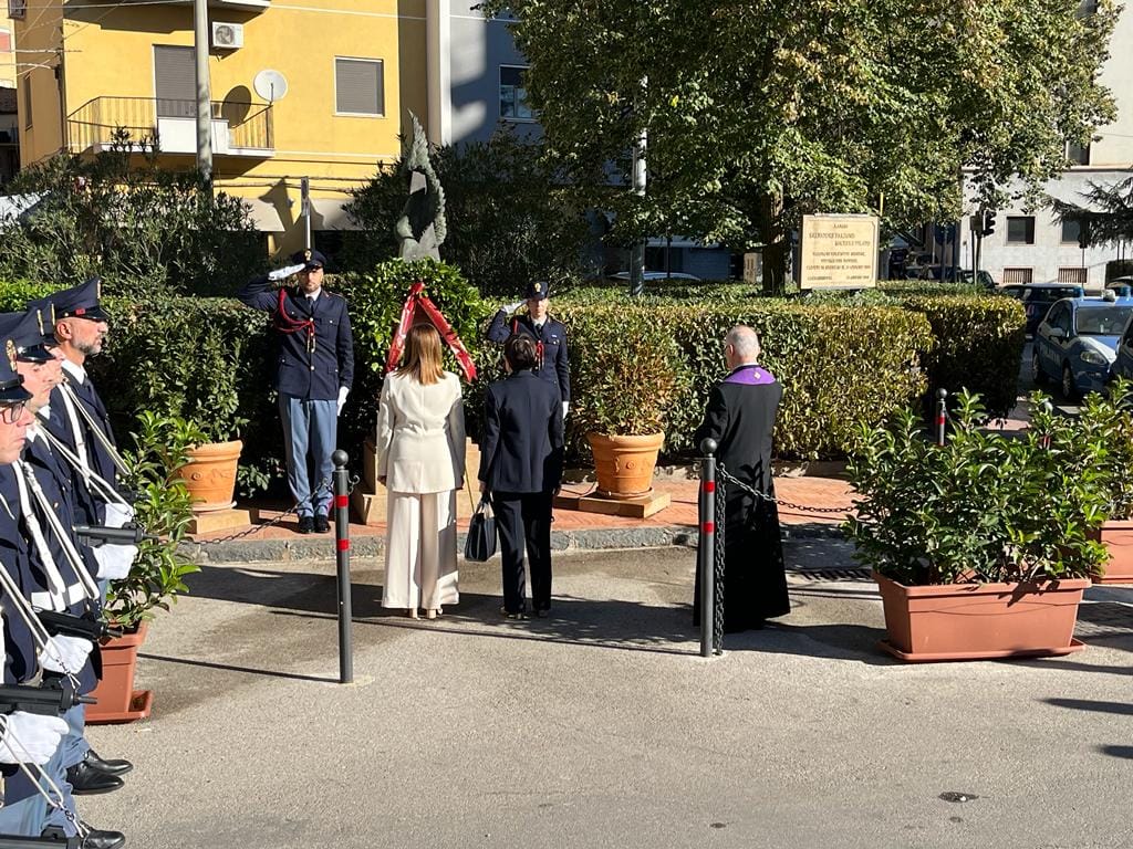 Caltanissetta. Deposta una corona dal Questore presso il Monumento dedicato ai caduti della Polizia di Stato