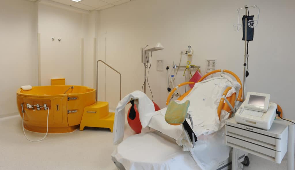 Si sente male in casa, viene portata in ospedale dove partorisce un bimbo morto