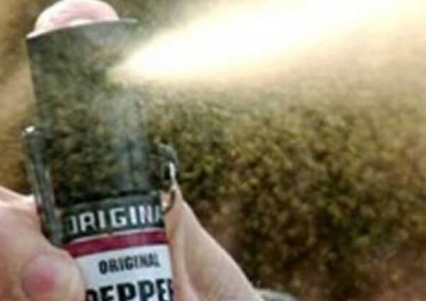 Spray urticante al peperoncino spruzzato durante la ricreazione: 23 tra studenti e docenti finiscono in ospedale