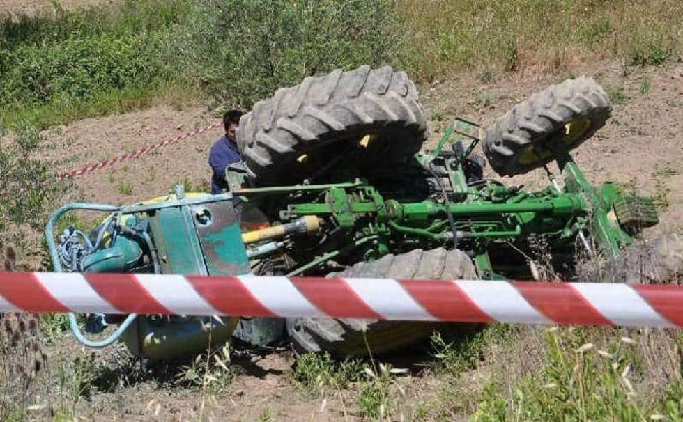 Incidente sul lavoro: trattore si ribalta e muore 32enne