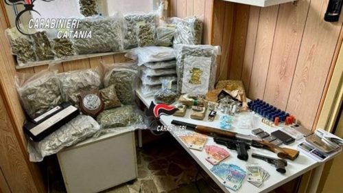 Sicilia. Hanno 18 kg droga e armi, arrestato il cantante cantante neomelodico Pino Rosselli