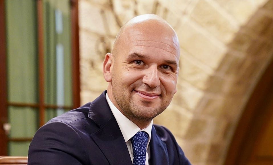 Rompono vetro auto e rubano zaino al deputato M5s Cambiano