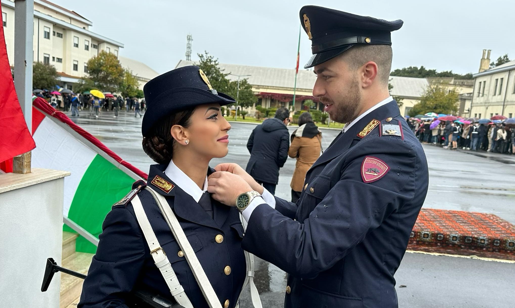 Polizia, giura come agente la nissena Angelica Mannella: riceve gli alamari dal fratello Luigi, anch’egli poliziotto