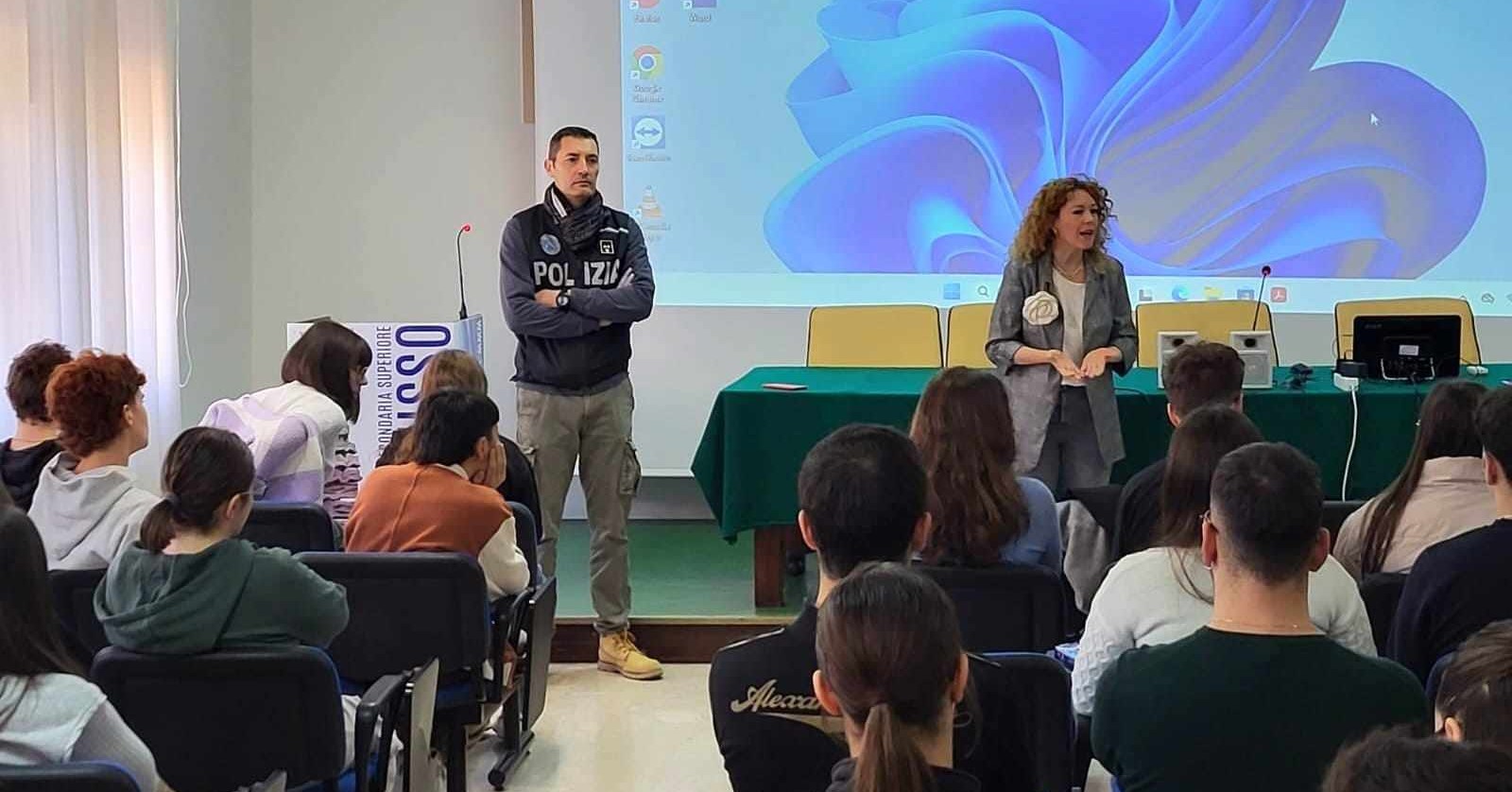 Caltanissetta. All’IIS “Russo” Polizia Scientifica e alunni impegnati nella ricostruzione di una scena del crimine