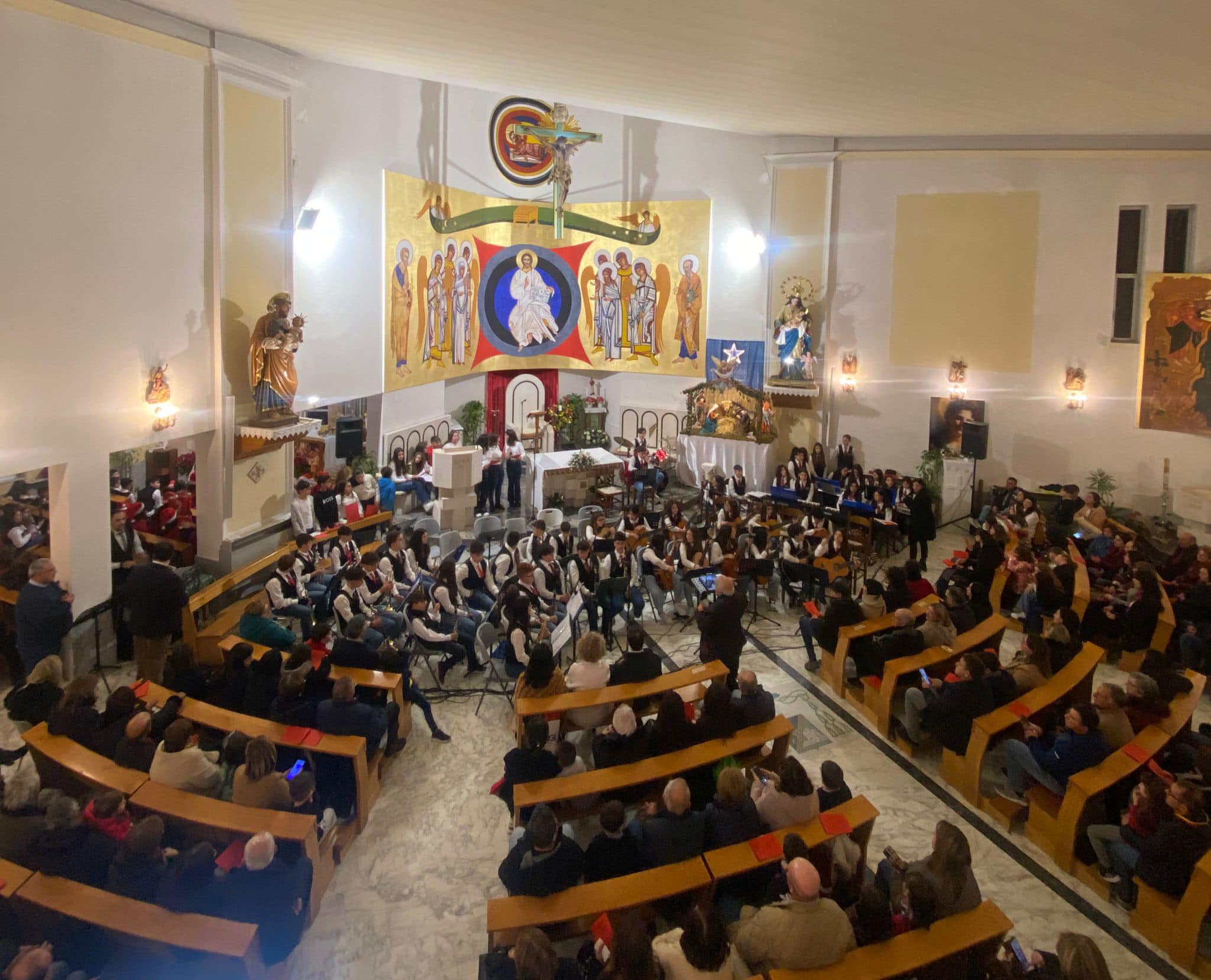 Mussomeli, alunni primaria e secondaria “L. da Vinci”. Auguri natalizi con concerto canti suoni e recite