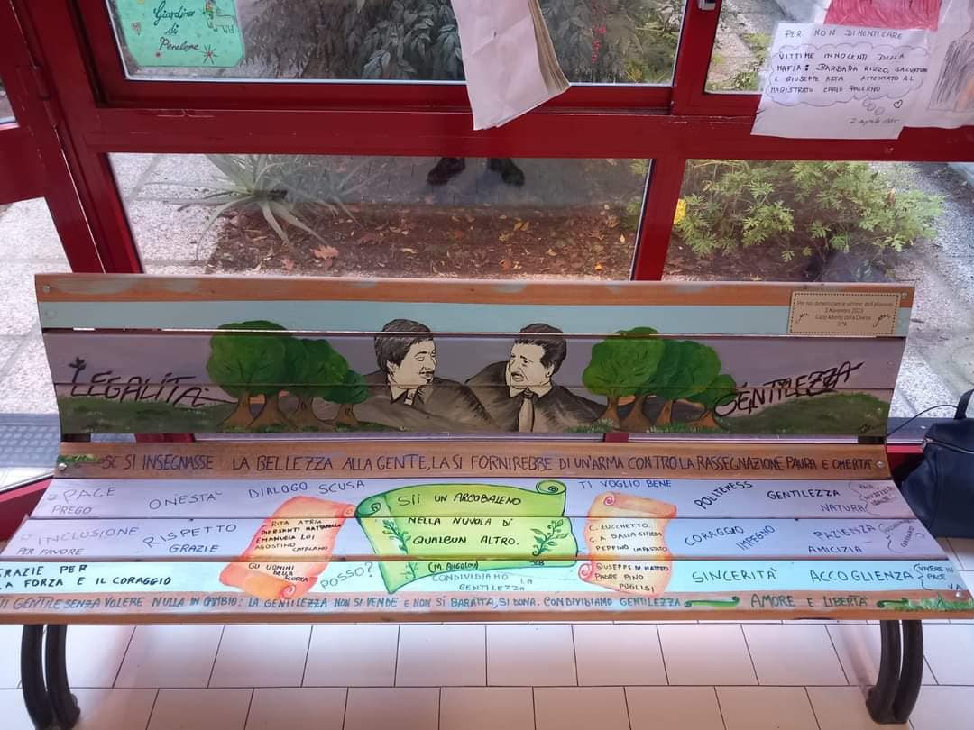 La storia: inaugurata a Prato la panchina della legalità e della gentilezza con il nome dell’agente suterese Lillo Zucchetto