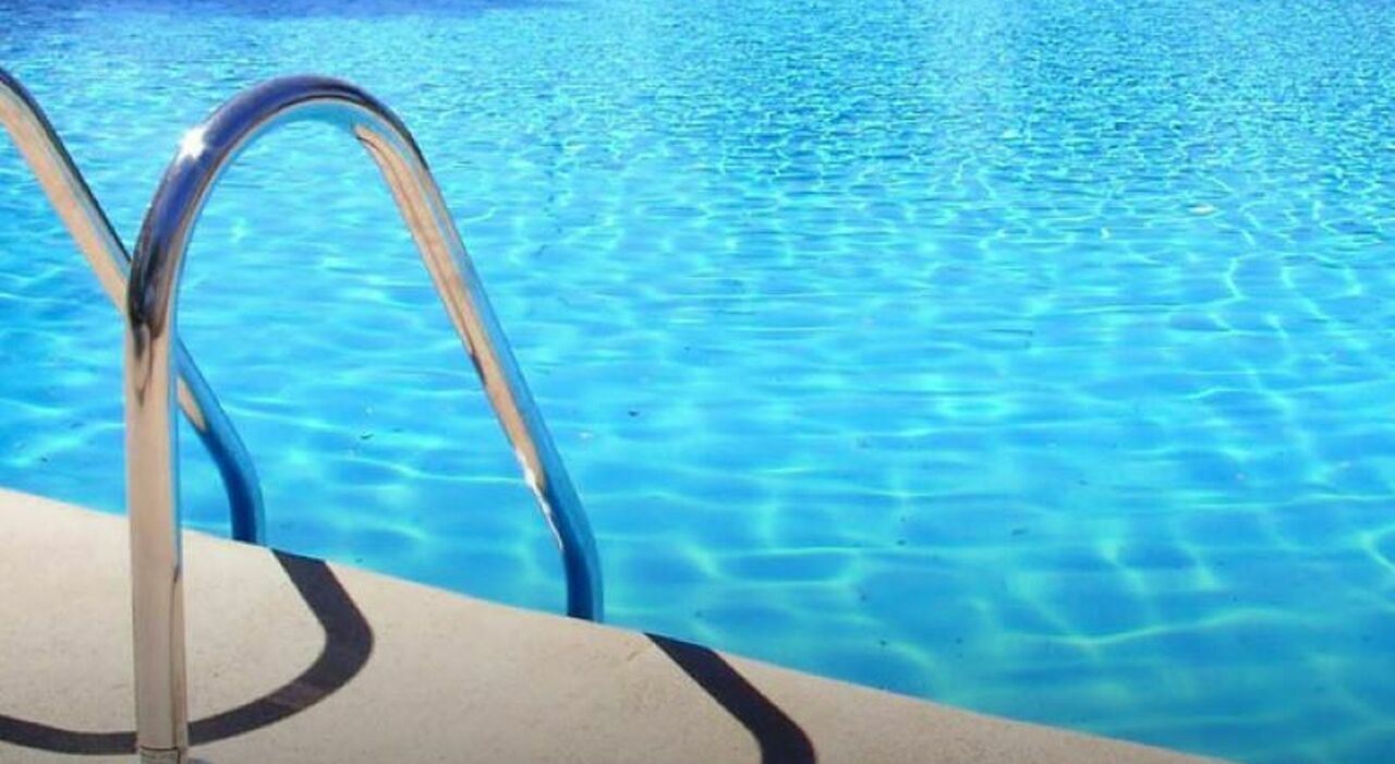 Accusa malore mentre si trova in piscina: 27enne muore nonostante i tentativi di rianimarlo