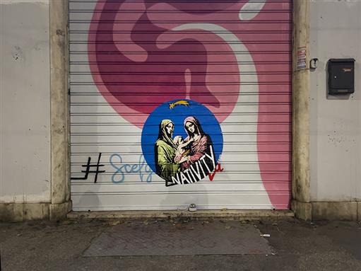 Natività LGBT: l’opera-provocazione spunta nella  sede di Pro-vita e famiglia: “Per un futuro senza discriminazioni”