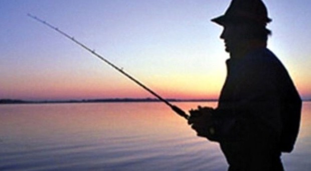 Tocca con la canna da pesca i fili dell’alta tensione: 73enne muore folgorato