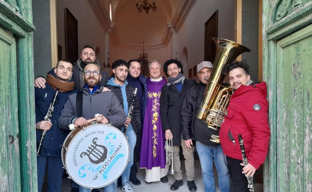 Serradifalco. La messa “Rorate” celebrata all’alba nella Chiesa di San Francesco con musiche dell’Associazione “M° Aldo Lalumia”