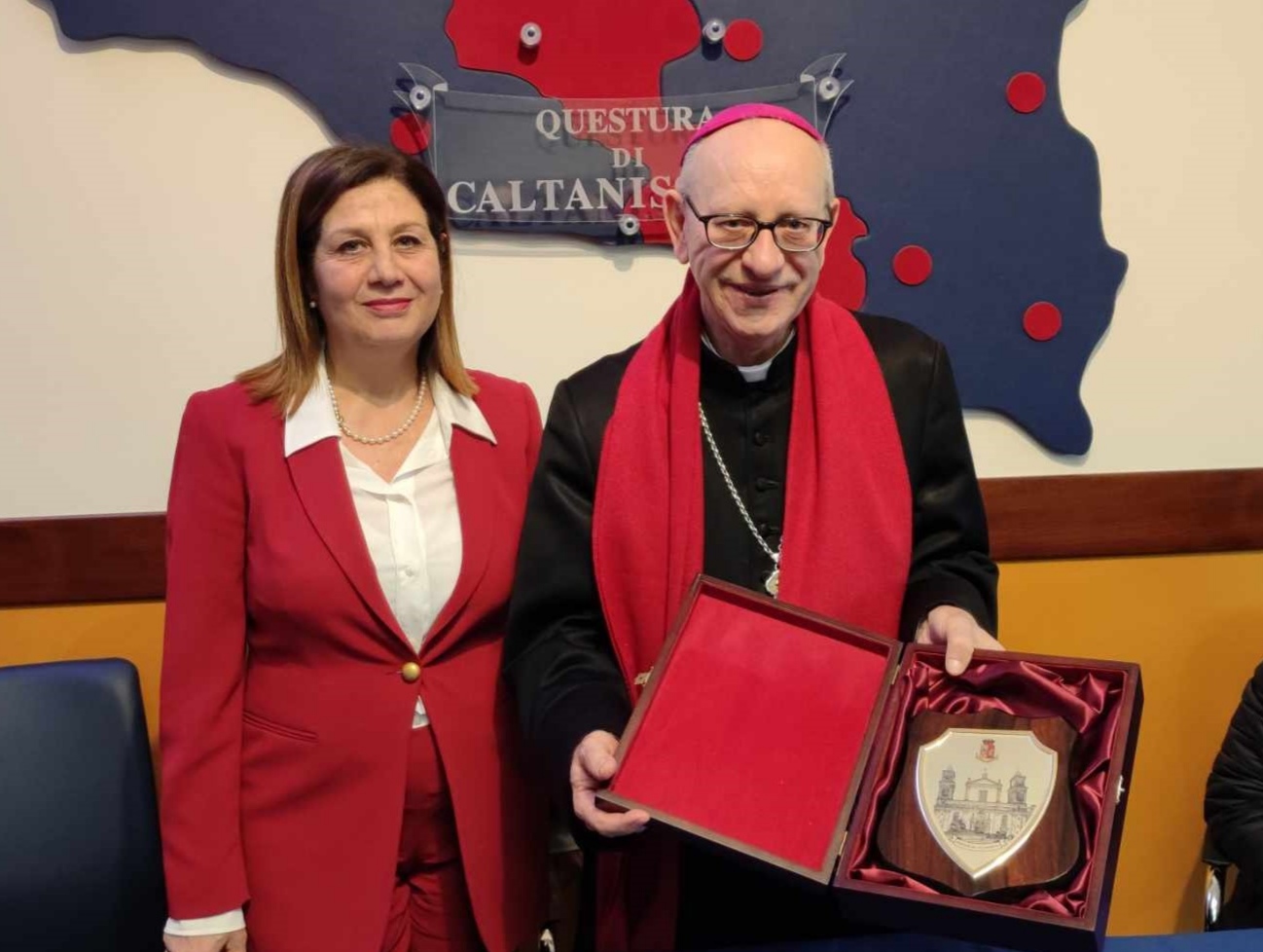 Caltanissetta, il Vescovo  Russotto in Questura incoraggia i poliziotti: “Porsi sempre in una posizione di ascolto”