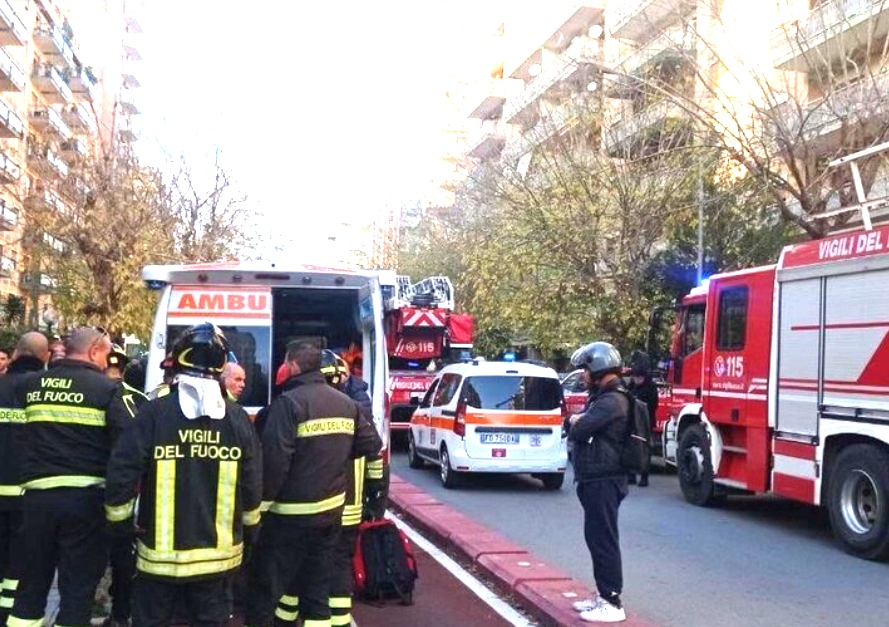 Padre e figlio di 4 anni cadono dal sesto piano, morto l’uomo che cercava di salvare il bimbo