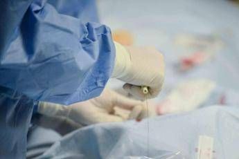 Ingoia scheggia di plastica, salvata bimba di 14 mesi a Bari