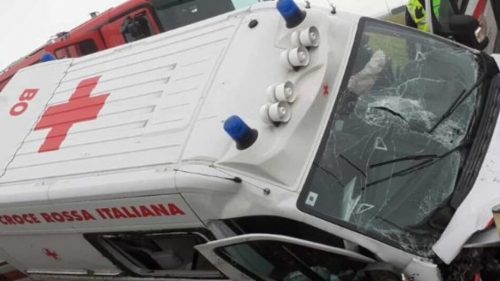 Ambulanza finisce fuori strada, un morto e un ferito grave
