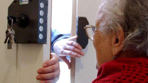 Per Natale non vuole la badante e, a 91 anni, si barrica in casa: intervengono i carabinieri